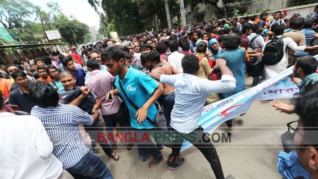ঢাকা শহীদ মিনারে শিক্ষক-শিক্ষার্থীদের ওপর ছাত্রলীগের হামলা