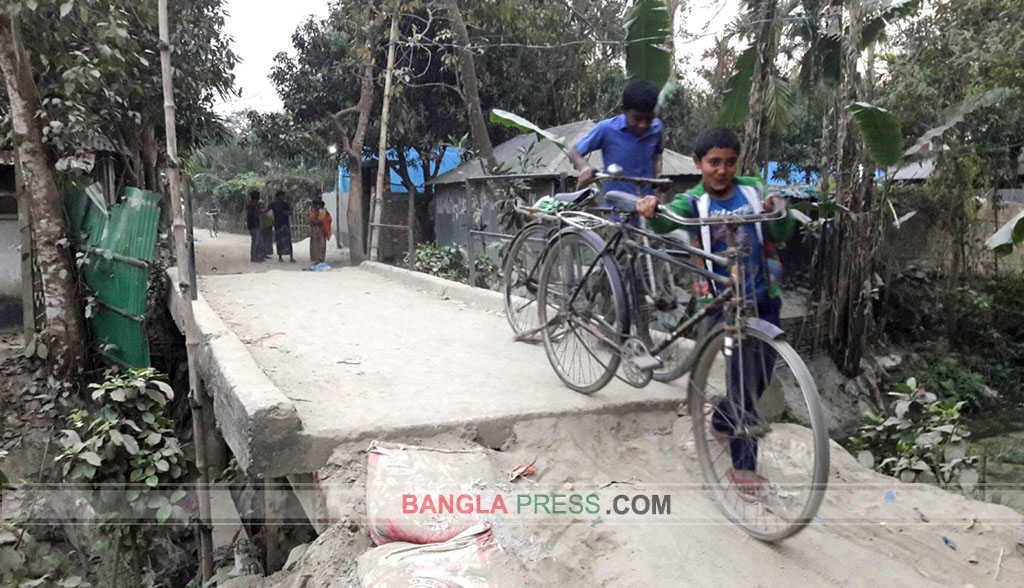 সাঘাটায় জমির ফসল রক্ষায় স্লুইস গেট নির্মাণের দাবি