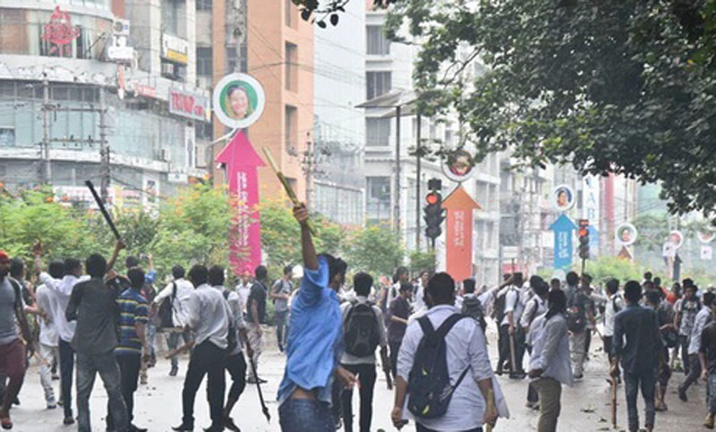 রাজধানীর ঝিগাতলায় আন্দোলনরত শিক্ষার্থীদের সঙ্গে ব্যপক সংঘর্ষ