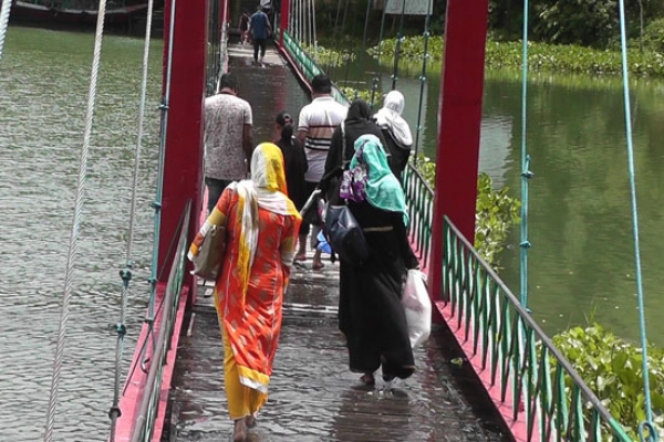 পানিতে ডুবে গেছে রাঙ্গামাটির পর্যটন ঝুলন্ত সেতু