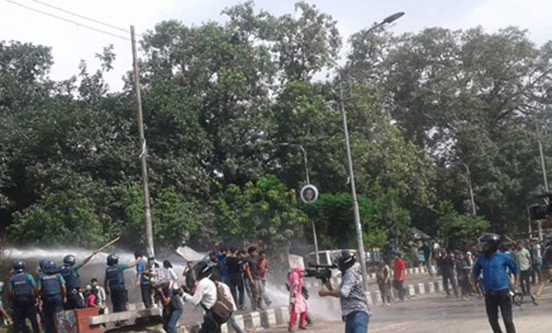 শাহবাগে ঢাবির শিক্ষার্থীদের সঙ্গে পুলিশের সংঘর্ষ