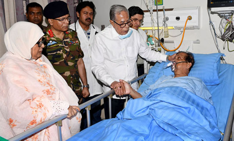 সাংবাদিক গোলাম সারওয়ারকে দেখতে হাসপাতালে গেলেন রাষ্ট্রপতি