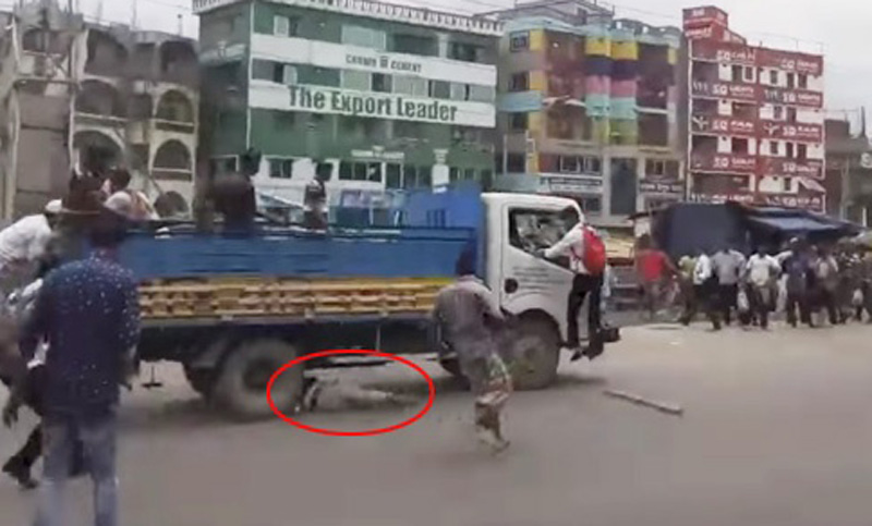 এবার আন্দোলোনকারী ছাত্রকে চাপা দিয়ে পালালো পিকআপ