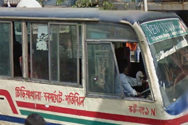 রাজধানীতে স্বরাষ্ট্রমন্ত্রীর গাড়িতে বাসের ধাক্কা