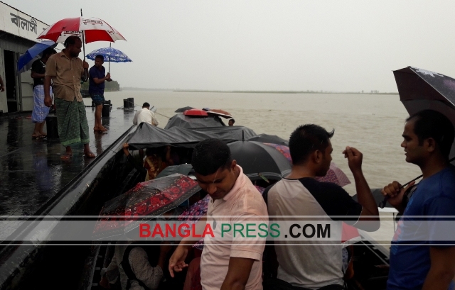 বালাসীঘাট-বাহাদুরাবাদ নৌরুটে ঝুঁকি নিয়ে চলাচল করছে লক্ষাধিক মানুষ