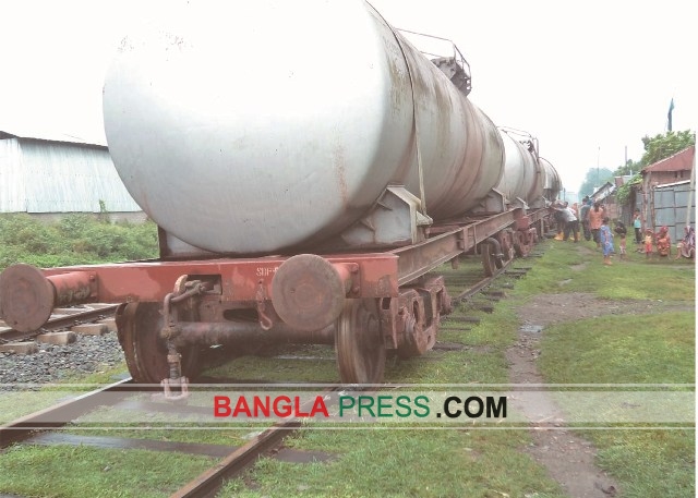 তেলবাহী ওয়াগান লাইনচ্যুত অল্পের জন্য দুর্ঘটনা থেকে রক্ষা
