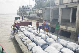 বিলীন হওয়ার পথে নড়িয়া স্বাস্থ্য কমপ্লেক্সের দ্বিতল ভবন