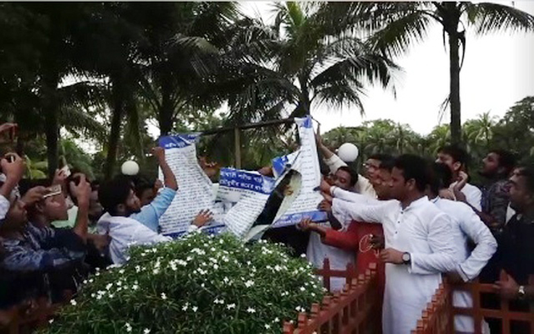 সাকা চৌধুরীর কবরের নামফলক ভাঙল ছাত্রলীগ
