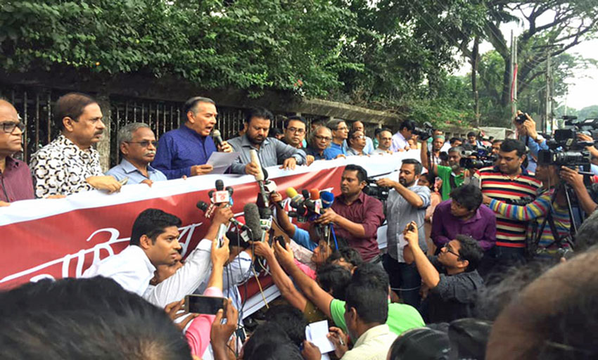 আইন সংশোধনের দাবিতে ঢাকার রাস্তায় সম্পাদকরা