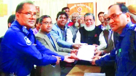 পুলিশ নিজেই নির্বাচনী আচরণবিধি ভাঙছেন!