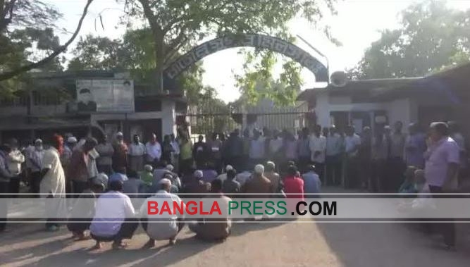নাটোর চিনিকলে বকেয়া বেতনের দাবিতে শ্রমিকদের সমাবেশ
