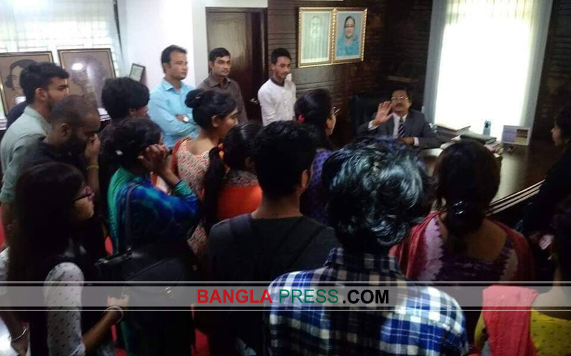 শিক্ষকের বহিষ্কারের দাবিতে আন্দোলন, অভিযুক্তের স্বেচ্ছায় পদত্যাগ