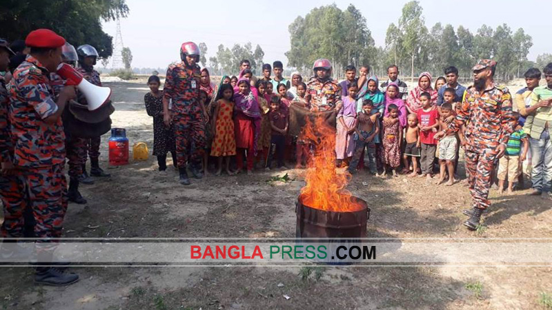 গোবিন্দগঞ্জে ফায়ার সার্ভিসের  'উদ্ধার ও অগ্নি নির্বাপণ' মহড়া অনুষ্ঠিত