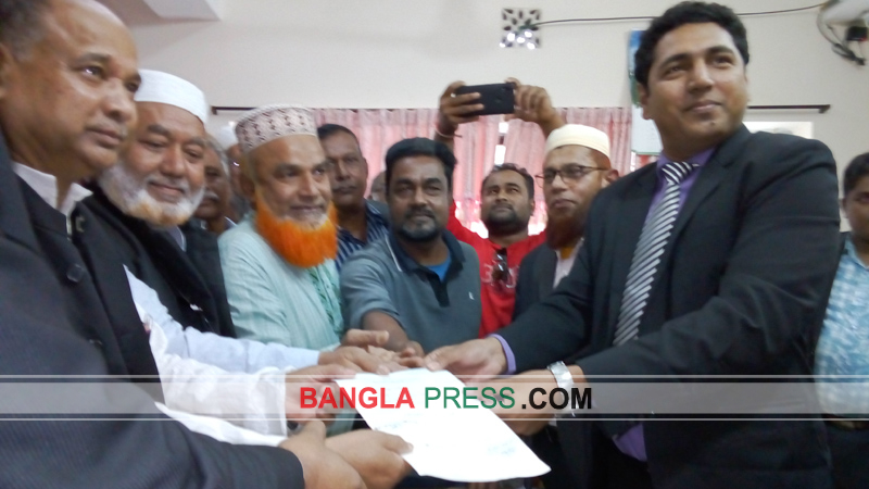 দেবীগঞ্জে মনোনয়ন পত্র জমা দিলেন এমপি সুজন