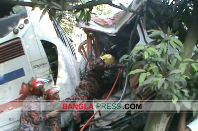 বড়াইগ্রামে বাস-ট্রাকের মুখোমুখি সংঘর্ষ নিহত ২ আহত ১৫