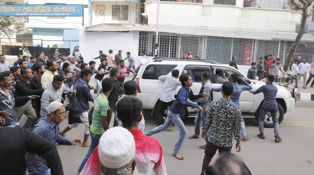 শহীদ বুদ্ধিজীবী স্মৃতিসৌধে ড. কামালের গাড়িবহরে হামলা