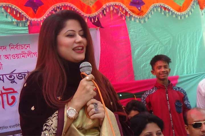 আপনাদের জামাইকে জেতাতে হবে: মাশরাফির স্ত্রী