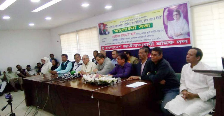 আমাদের দু-একজন সরকারের কোলে বসে আছে : নজরুল