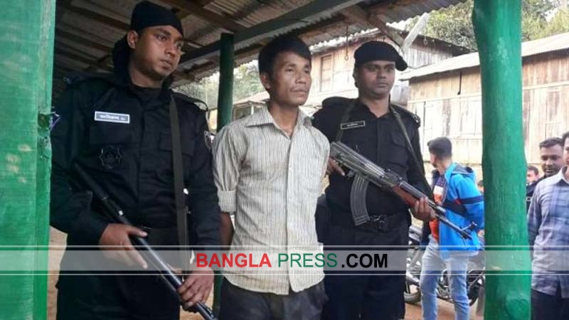 বান্দরবানে চট্টগ্রাম র‍্যাব-৭ এর অভিযানে অস্ত্র সহ আটক ১