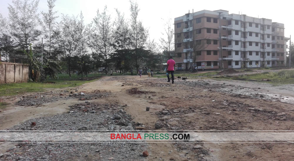 রাস্তার ভোগান্তিতে অতিষ্ট নজরুল বিশ্ববিদ্যালয়ের শিক্ষার্থী