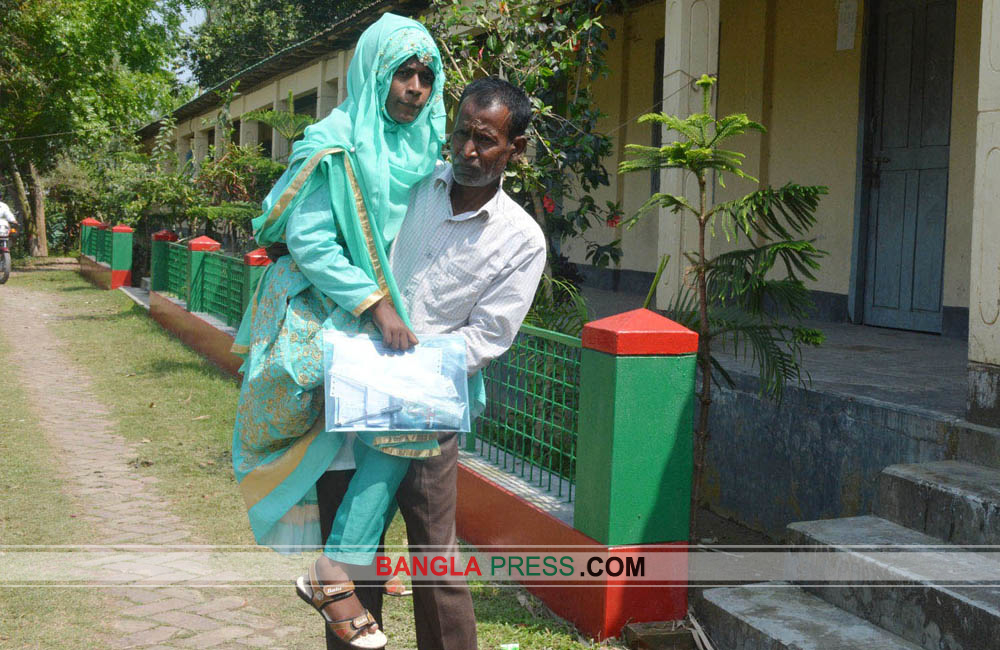 অদম্য নাইছ বাবার কোলে চড়ে পরীক্ষা কেন্দ্রে
