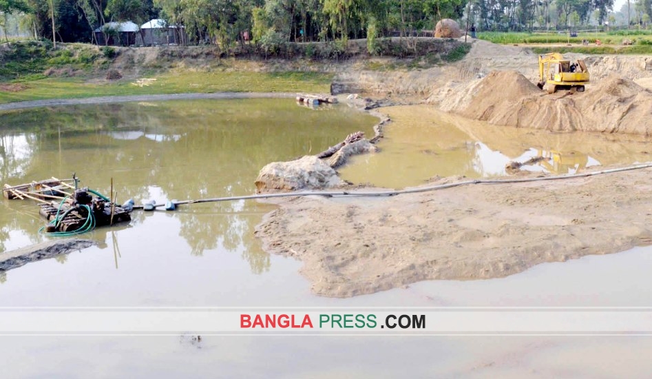 ধুনটে ফসলি জমিতে খননযন্ত্র বসিয়ে মাটি ও বালু উত্তোলন
