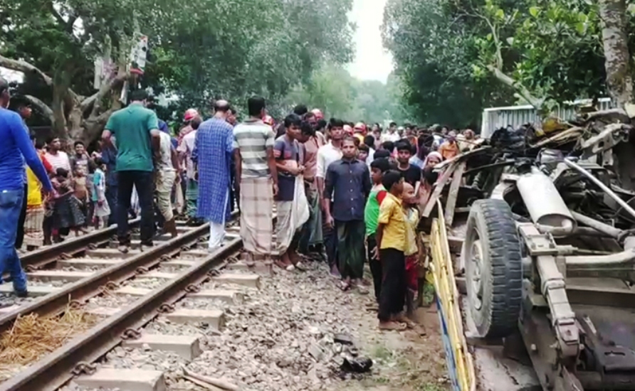 গরুভর্তি ভটভটিতে মৈত্রী এক্সপ্রেসের ধাক্কা : নিহত ৩