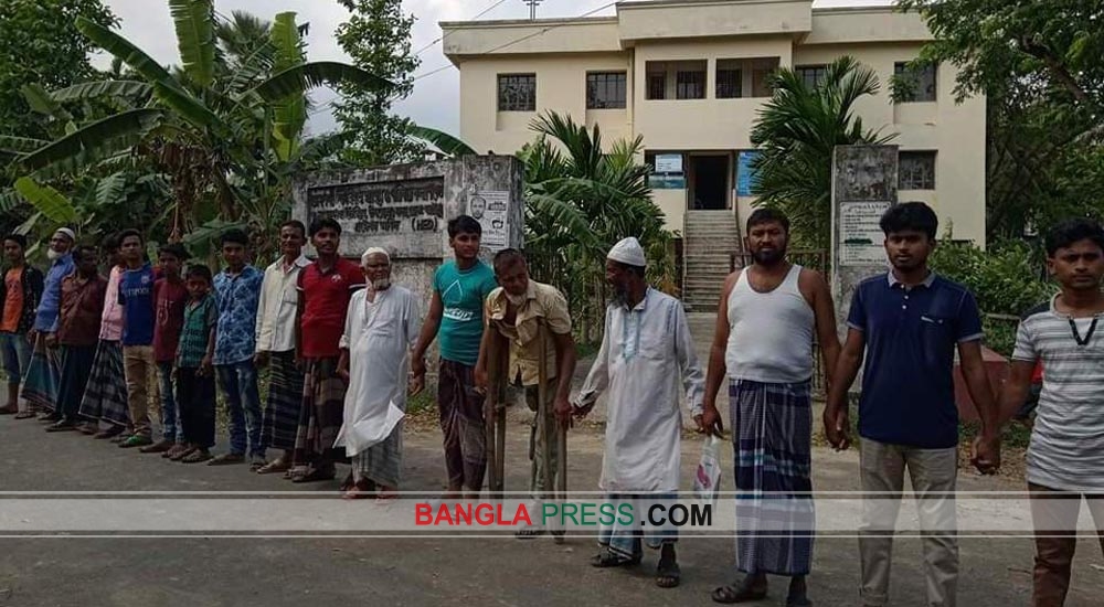 স্বাস্থ্য ও পরিবার কল্যাণ কেন্দ্র বন্ধ থাকায় সেবা পাচ্ছে না রোগীরা, প্রতিবাদে মানবন্ধন