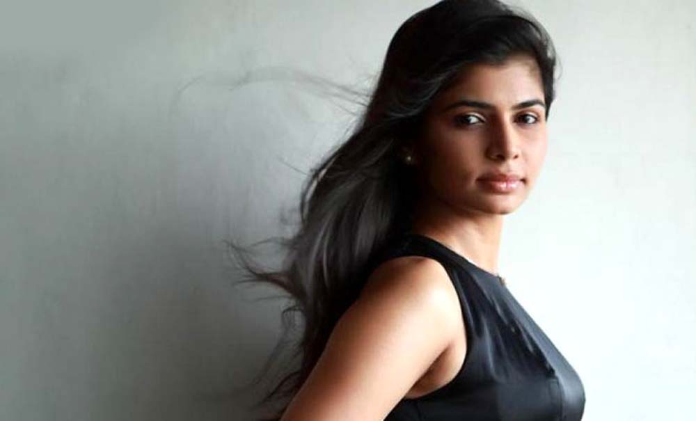 গায়িকাকে লিখেছেন নগ্ন ছবি পাঠান...