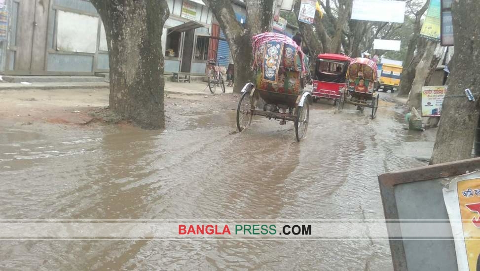 নবীনগরের জিনদপুর বাজারে দুই প্রান্তে রাস্তায় জলাবদ্ধতা
