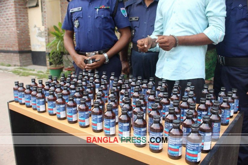 ঝিনাইদহে ১০০ বোতল ফেন্সিডিলসহ আটক এক