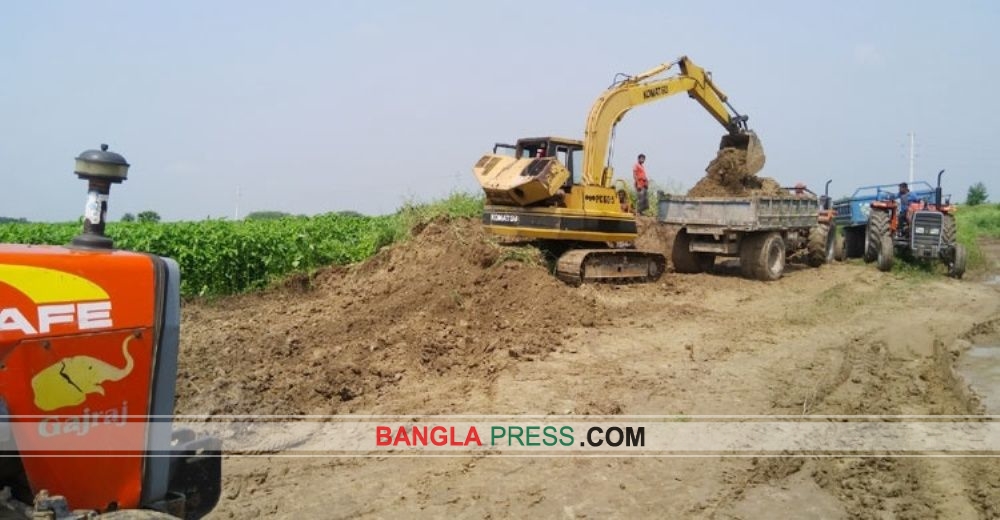 সরকারি খালের মাটি বিক্রি করছেন যুবলীগ নেতা