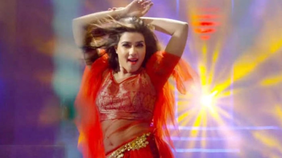 ঝড় তুলেছে ‘রঙিলা বেবি’