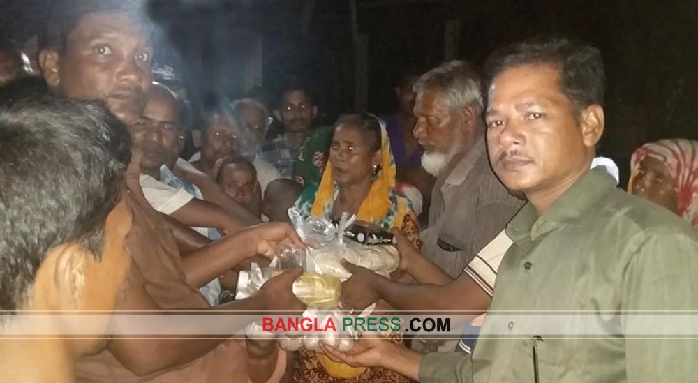 ডোমারে অগ্নিকান্ডে ক্ষতিগ্রস্থ পরিবারের মাঝে আলোর মিছিলের সহায়তা