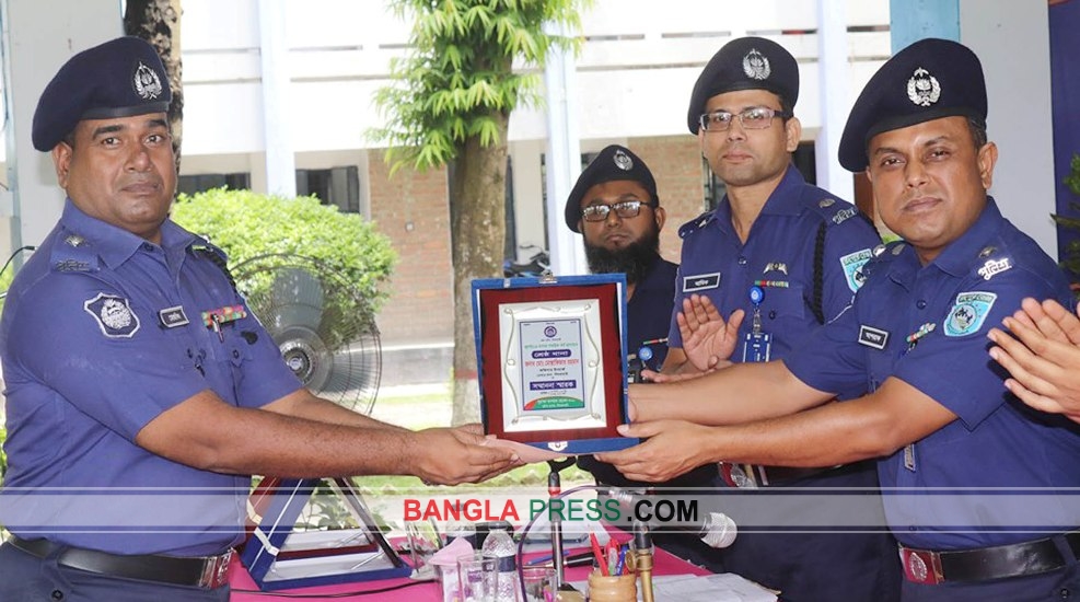 নীলফামারী জেলার শ্রেষ্ঠ থানা হিসাবে পুরস্কার পেলেন ডোমার থানা ওসি