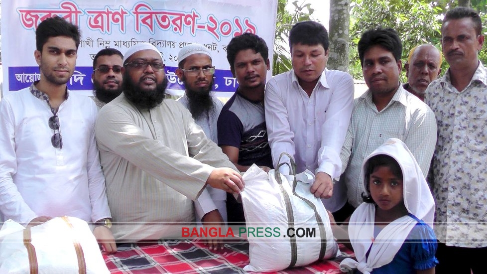 ধুনটে বানভাসি শিক্ষার্থীদের মাঝে ত্রান বিতরণ