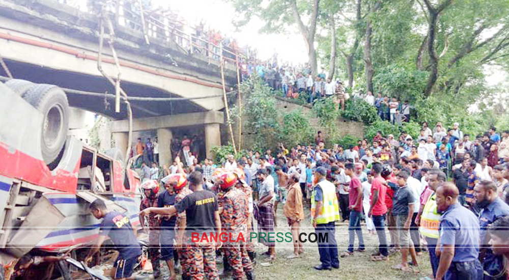 ফরিদপুরে সেতুর রেলিং ভেঙ্গে বাস খাদে, নিহত ৮