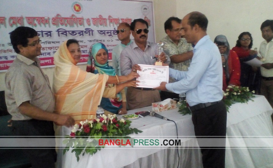 ডোমারে শ্রেষ্ঠ শ্রেণী শিক্ষক হিসাবে পুরস্কার পেলেন মারুফ হোসেন