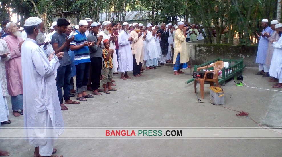 ডোমার জোড়াবাড়ীতে সমাজ সেবক জাহিদুল ইসলামের দাফন সম্পন্ন