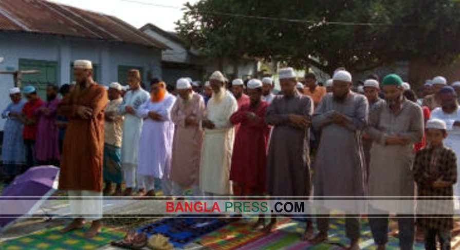 ঝিনাইদহের হরিণাকুন্ডুতে শতাধিক ঈদুল আযহা উদযাপন করছে