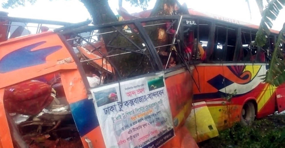 পিকনিকের বাস নিয়ন্ত্রণ হারিয়ে গাছে ধাক্কা, নিহত ৭