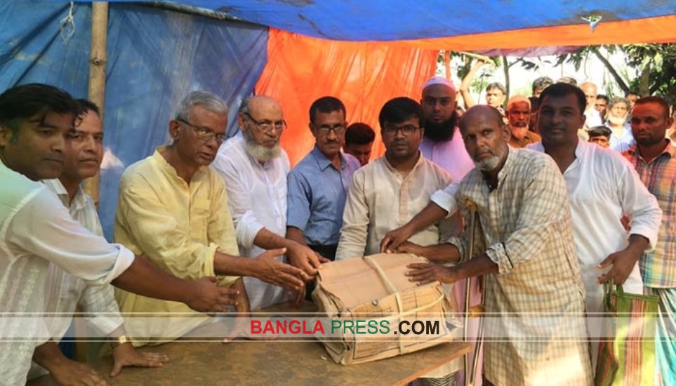 বানভাসীদের মাঝে চিলমারীতে ত্রাণ বিতরণ