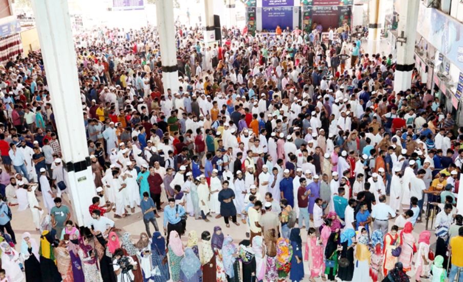 তৃতীয় দিনে কমলাপুরে উপচেপড়া ভিড়