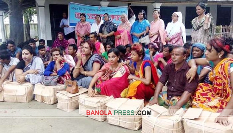 কুড়িগ্রামে তৃতীয় লিঙ্গের সম্প্রদায়ের মাঝে ঈদ সামগ্রী বিতরণ