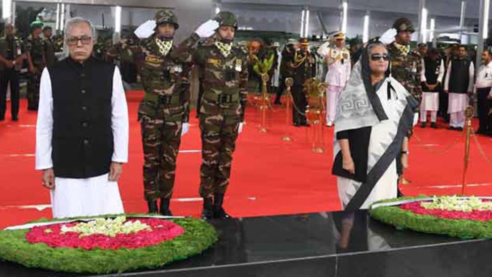 বঙ্গবন্ধুর প্রতিকৃতিতে রাষ্ট্রপতি ও প্রধানমন্ত্রীর শ্রদ্ধা নিবেদন