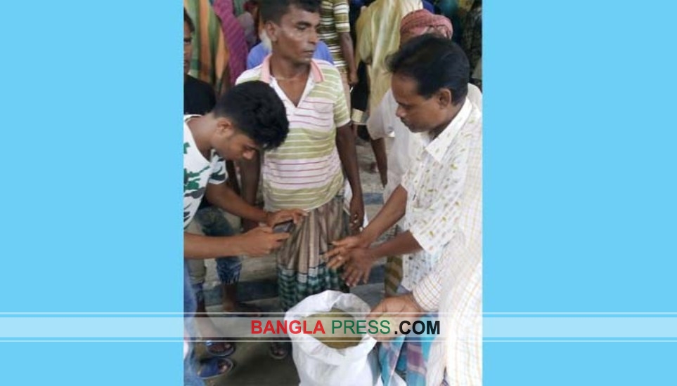জয়মনিরহাটে ভিজিএফ’র চালের স্লিপ ব্যবসায়ীদের পকেটে