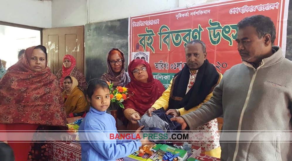 ডোমারে ৩৫০ জন শিক্ষার্থী পেল স্কুল ড্রেস