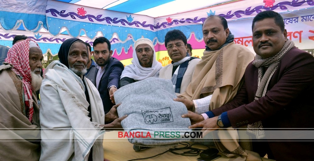 ধুনটে ৫০০ শীতার্ত পেল উত্তরা মোটর্সের কম্বল