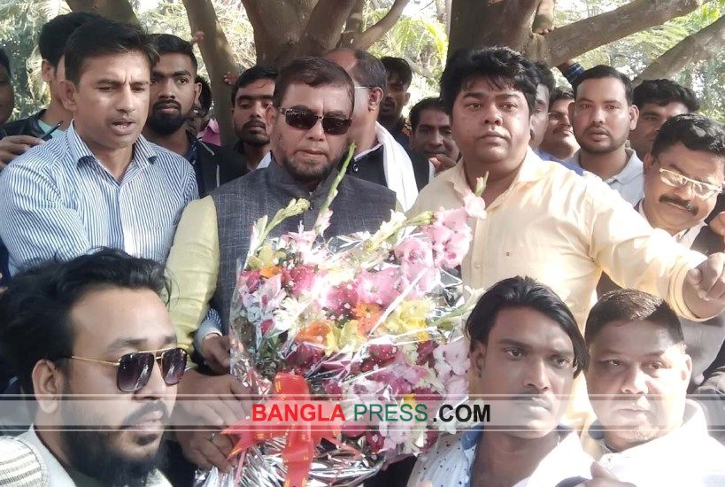 শ্রমিক লীগের সম্পাদককে ফুলের শুভেচ্ছা জানাতে নেতা-কর্মীদের ঢল