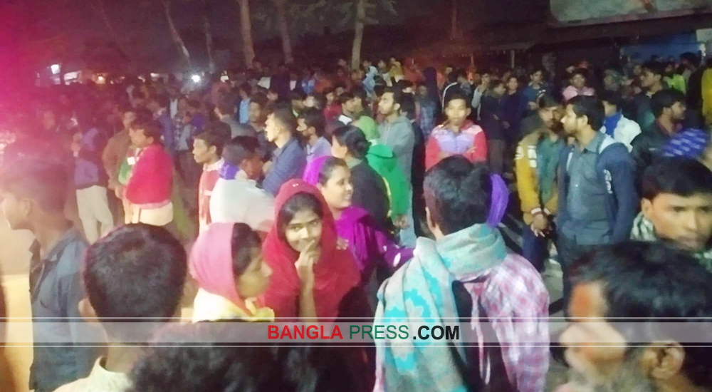 সাভারে পোশাক শ্রমিকদের সড়ক অবরোধ